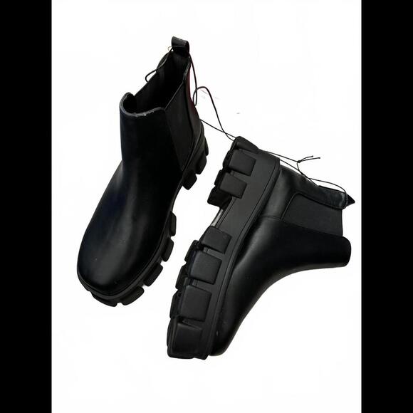 Forever 21 Shoes - NWT Forever22 Stylish Black Chunky Chelsea Boots